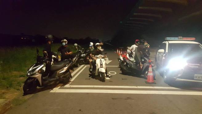 杨梅警方实施口袋封锁战术，强力取缔飙车族。（杨梅分局提供／蔡明亘桃园传真）