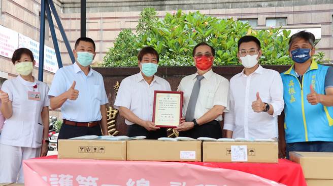 立委江启臣今天捐赠2000份N95口罩给东势农民医院。（立委江启臣服务处提供）