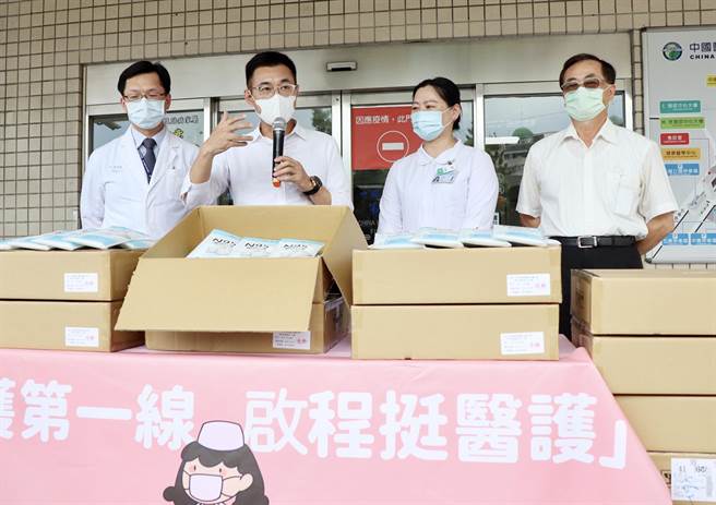 立委江启臣今天捐赠3000份N95口罩给中国医药大学附设医院。（立委江启臣服务处提供）