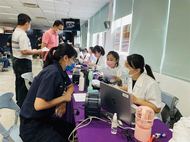 淡水警分局今（21）日特邀耕莘醫院前來分局4樓禮堂舉辦「111年度團體關懷健檢活動」，守護員警身心健康。 圖為員警進行健檢。(淡水警分局提供)