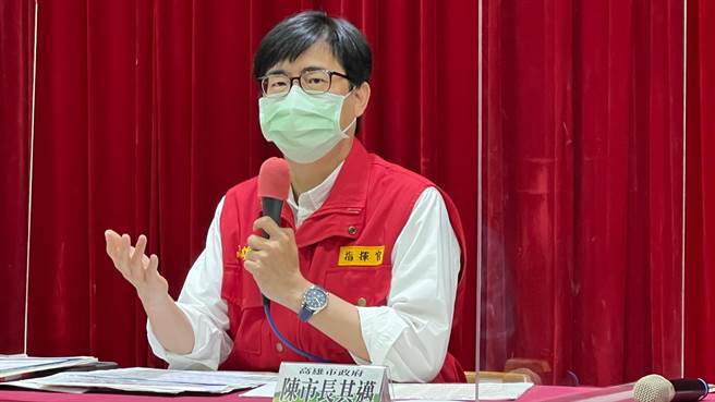 高雄市长陈其迈今（21）日表示，高市战情中心有119人员进驻加上设有专线，採取双管讯息畅通，万一有急症状况就会派119立即送医院急救。（柯宗纬摄）