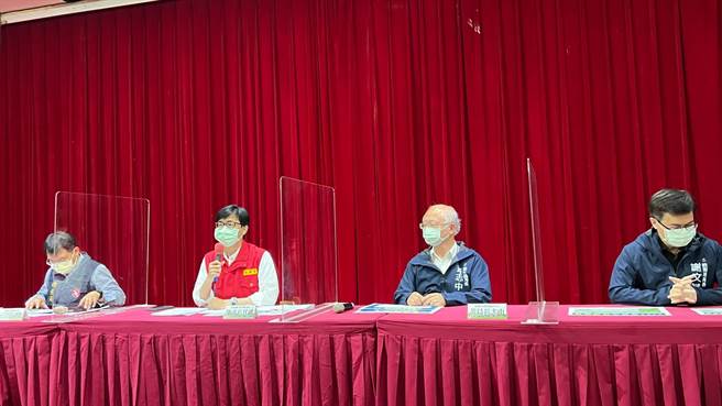 针对高市府採购福乐黑心快筛事件，高雄市议会今（21）日下午举行「高雄市新冠肺炎快筛试剂採购及防疫作为」专案报告，陈其迈及防疫团队首度将防疫记者会移师到议会举行。（柯宗纬摄）