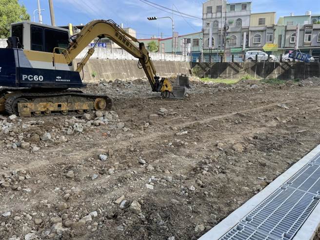 台湾陶文化协会理事长邓淑慧指县府委外厂商任意让挖土机进场施工。（邓淑慧提供／李京升苗栗传真）