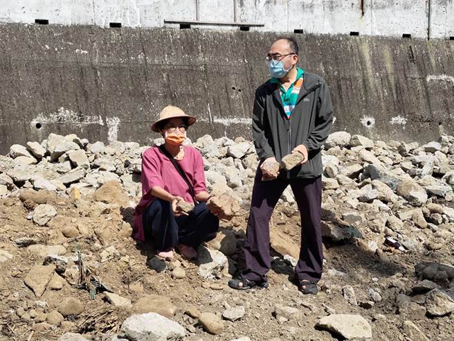 邓淑慧到场现勘指窑址遭填上大量水泥块。（邓淑慧提供／李京升苗栗传真）