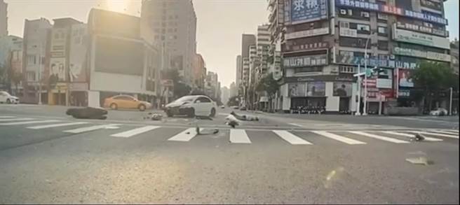 事发当时可见机车零件四散，璩父遭撞飞倒在柏油路上。（翻摄照片／崔正纲高雄传真）