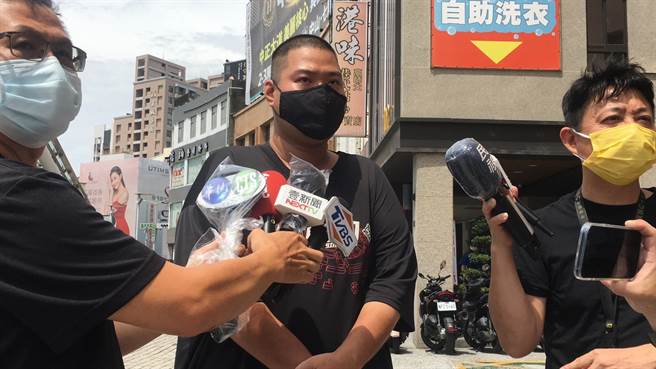 璩父儿子稍早于新兴分局门口接受访问，感谢警方高效率的办案，希望林男负起应负的责任。（崔正纲摄）