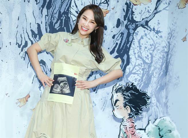 張齡予開心秀出兒子超音波照。（粘耿豪攝）