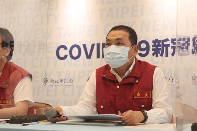 新北市长侯友宜今在疫情说明会回应，目前案子进入司法程序，由公正司法单位厘清真相，市府会全力配合调查，对于新北市议会民进党团甲级动员，要求侯友宜到议会报告并对社会大眾道歉，侯回应，「尊重议会」。(陈慰慈摄)