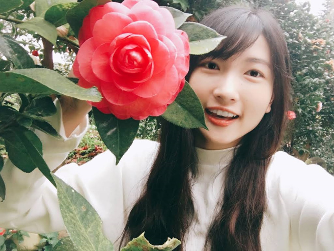 Grace是台大中文系毕业，外型非常甜美。(翻摄自「Grace Mandarin Chinese」YT频道)