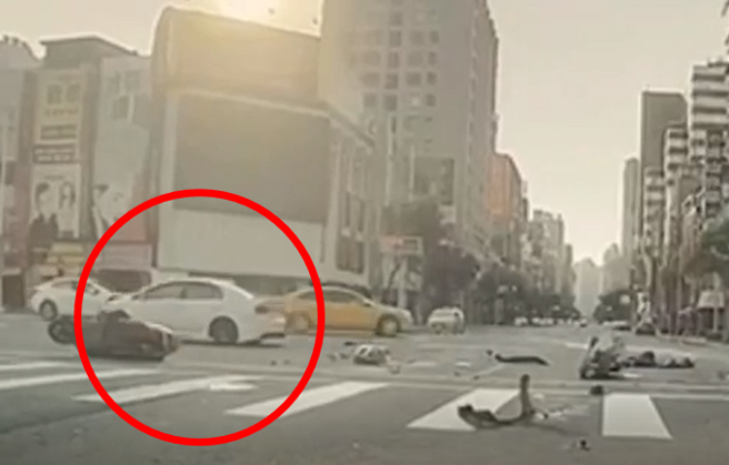 高雄市19日凌晨发生一起肇逃车祸，林姓男子肇事后未下车查看，反而加速逃逸。（民眾提供／崔正纲高雄传真）