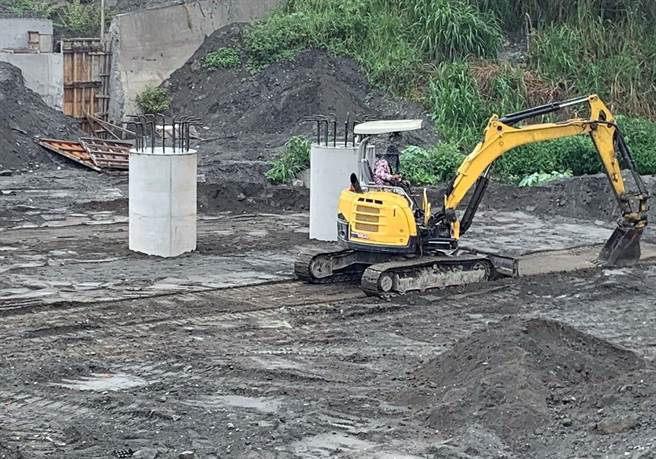 正在萬丹進行橋梁工程的怪手遭竊，林姓包商直呼，太扯了！（林男提供／林和生屏東傳真）