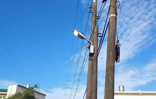 夏天供电吃紧桃园中坜民权路三段、中大一路附近路灯白天不关让民眾及民代都痛批浪费电。(谢美英提供／吕筱蝉桃园传真)