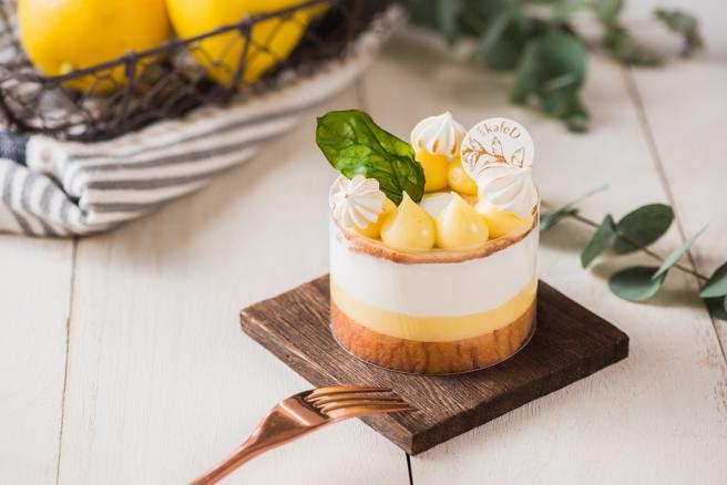 新光三越信義A8 B2全新登場，米其林甜點kafeD 年輪經典蛋糕香檸羅勒。（新光三越提供）