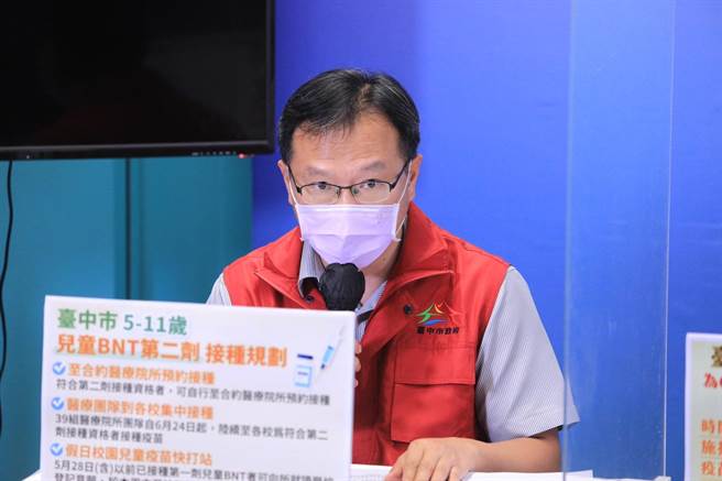 中市教育局主秘郭明洲说明，高中职学校实体期末考相关防疫规范。（中市府提供／谢琼云台中传真）
