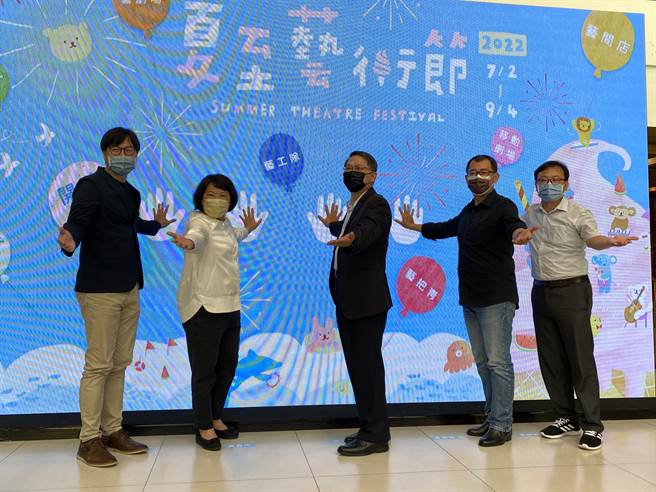嘉义市长黄敏惠（左二）偕文化部艺术发展司长梁晋志（中）及3县市代表欢迎大家来参加夏至艺术节。（廖素慧摄）