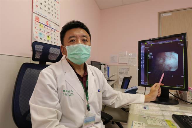 亚洲大学附属医院妇癌科主任葛裕民表示，患者经由阴道超音波检查，子宫内膜厚度增加，子宫内膜切片后 确诊为子宫内膜癌肉瘤。（冯惠宜摄）