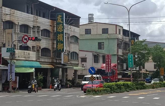 小港区高凤路科技执法，是高雄市新创针对联结车、砂石车等大车的违规取缔。。（翻摄照片／崔正纲高雄传真）