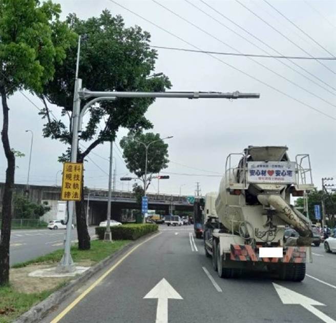 楠梓区凤楠兴西路口科技执法。（翻摄照片／崔正纲高雄传真）