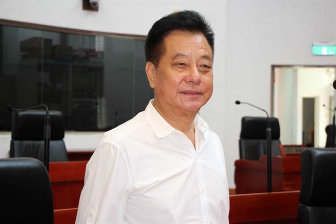 金門縣議長洪允典表態支持興建「金廈大橋」，強調有助於「金廈生活圈」的形成，可以創造金門穩定「兩岸和平」的特殊價值，也是金門走向世界的最佳途徑。（李金生攝）