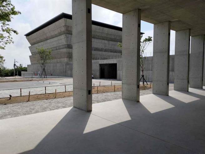 新竹市大坪顶纳骨塔「永恒之丘」，近日荣获有设计界奥斯卡奖之称的「德国红点设计奖」。（新竹市政府提供／陈育贤新竹传真）