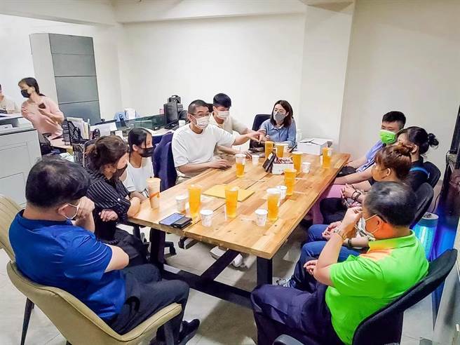 国民党基隆市长参选人谢国梁，与十多位特教生家长深度交谈、倾听诉求。（国民党基隆市长参选人谢国梁提供／陈彩玲基隆传真）