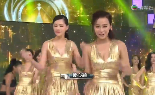 黄心颖穿着一套金色深V流苏洋装，随着音乐搔首弄姿，超凶双峰快撑爆衣服的模样令人看了流口水。(图/ 摘自微博)
