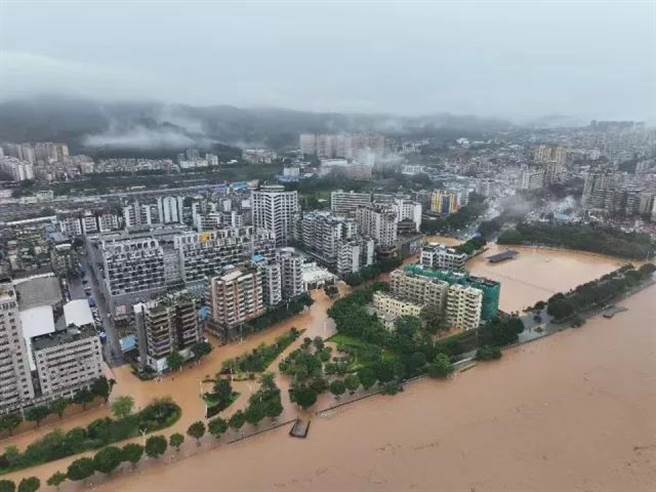 廣東韶關出現50年一遇洪峰水位全市停工停課緊急轉移列車停運沿河撤離。（廣州日報）