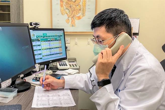 担任新竹县诊所协会理事长的日康诊所医师洪才力表示，新竹县目前有72间诊所执行居家照护关怀，有时致电关心确诊者被误认是诈骗电话。（罗浚滨摄）