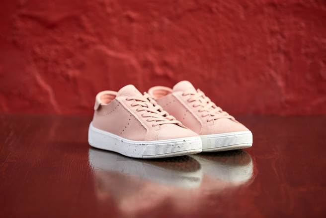 「STREET TRAY街头趣闯」限量款托斯卡尼粉褐，6980元。（ECCO提供）