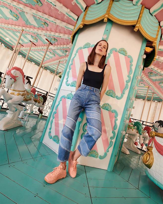 「CHUNKY潮趣」运动休閒鞋蜜桃粉，6980元。（ECCO提供）