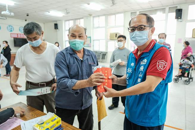 橫山鄉公所去年11月發給每位鄉民1千元防疫紓困金，鄉長張志弘（右）說第2波2千元在8月9日到11日發放。（羅浚濱攝）