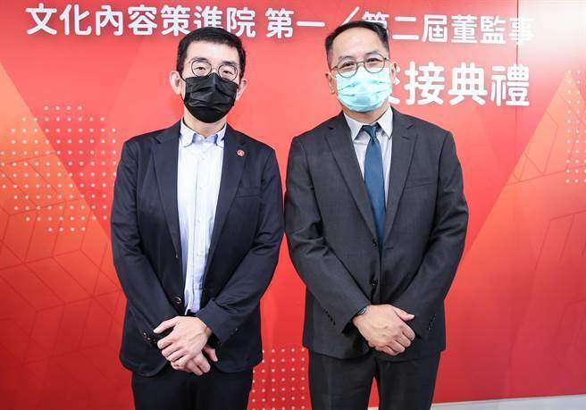 李明哲（左）续任文策院院长。右为文策院董事长彭俊亨。（陈俊吉摄，本报资料照片）
