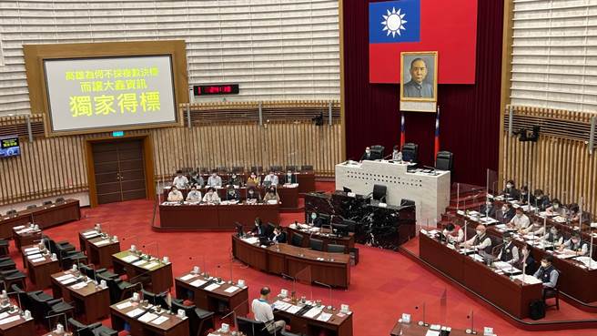 高市府採購富樂黑心快篩出包，今（21）日高市議會召開臨時會進行「高雄市新冠肺炎快篩試劑採購及防疫作為」專案報告。（柯宗緯攝）