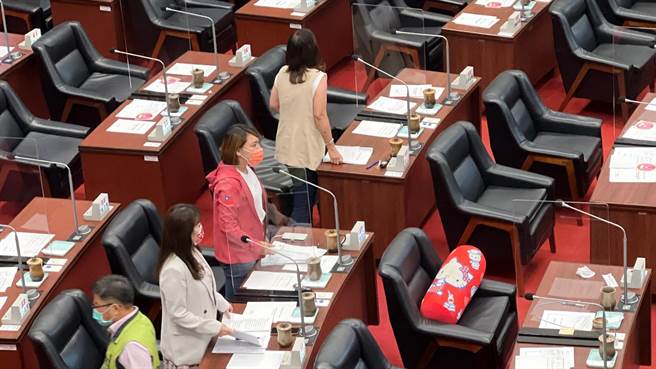 高市議員邱于軒（中）要求高雄市長陳其邁公開譴責中央衛福部、食藥署，陳其邁答詢時稱，「審查的過程，我認為有漏洞，不良廠商用摻偽方式進行，這很不應該」。（柯宗緯攝）