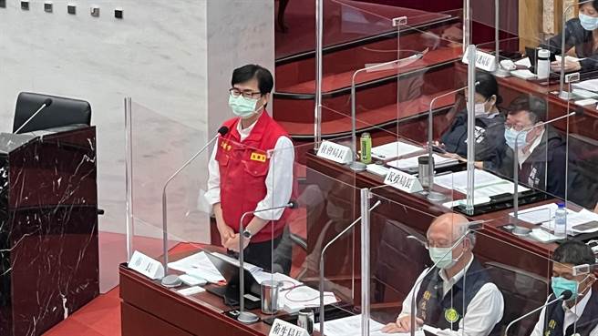 高市府採購富樂黑心快篩出包，高雄市長陳其邁則坦言，中央審查過程有漏洞，必須要檢討，不良廠商用摻偽方式很不應該、不可原諒。（柯宗緯攝）