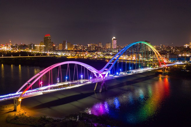 新月桥独特造型与唯美水岸景观令人心旷神怡，从「宸熙丰悦」步行10分钟即可抵达。(图／业者提供)