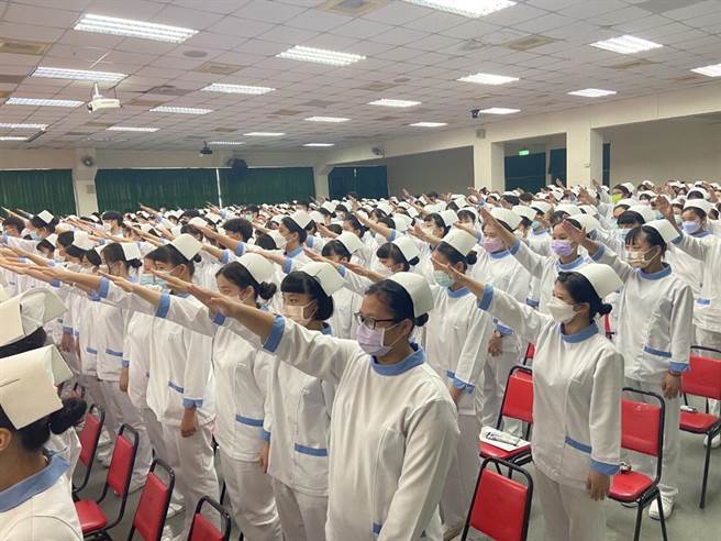 台南敏惠医护管理专科学校护理科去年满招。图为护理科教师为即将踏入临床实习的准护生们进行加冠仪式。（敏惠医专提供／张毓翎台南传真）