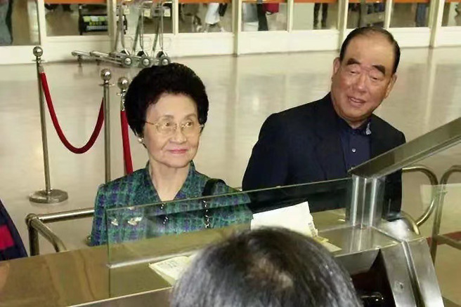 前行政院长郝柏村与他的夫人郭菀华（图：郭冠英提供）