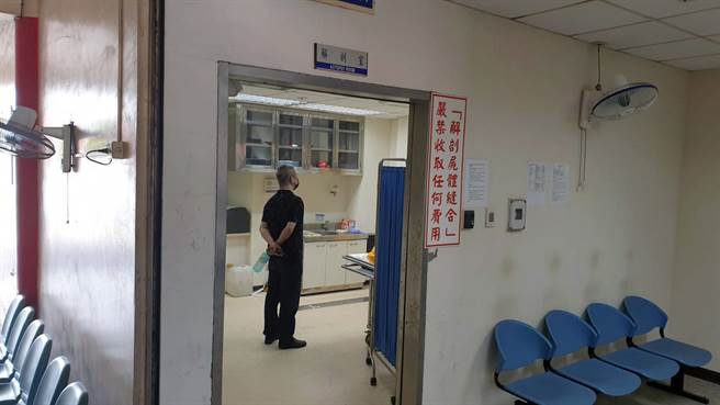 台南地檢署檢察官率法醫解剖妻殺家暴夫命案的死者。（洪榮志攝）