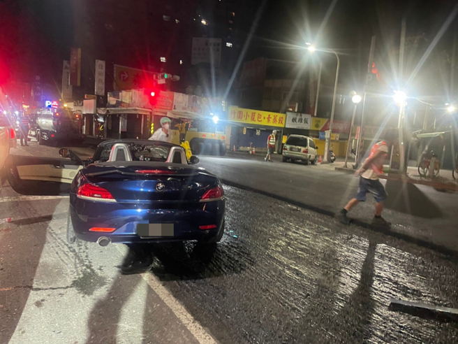 新北市29歲林姓女子21日凌晨酒駕，於淡水市區撞死鋪路的交管工人，肇事後還將車輛向前駛。（民眾提供）
