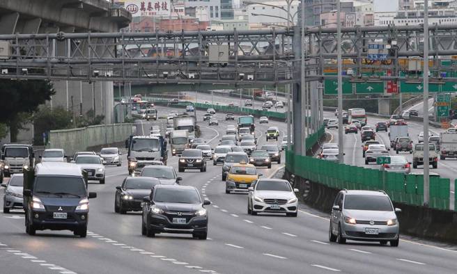 行驶国道应与前后车辆保持安全距离，避免前方有状况时反应不及。（资料照／赵双杰摄）