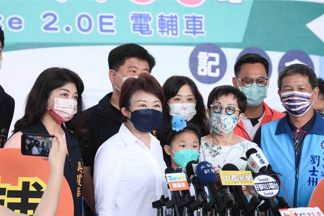 卢秀燕下午接受媒体联访问及屯区捷运(紫线)可行性报告送审，强调会努力让各捷运路线期程确定，尤其蓝线早日报准开工更是她与市民最大的盼望。（中市府提供／谢琼云台中传真）