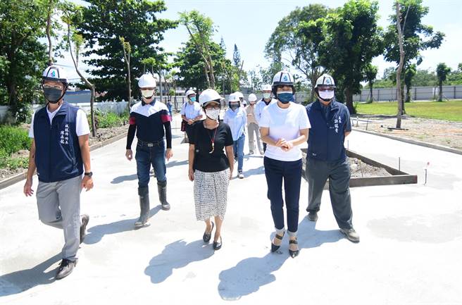 台东县长饶庆铃（右二）、史前馆馆长王长华（右三），今天视察康乐车站、史前绿地公园工程状况 。（庄哲权摄）