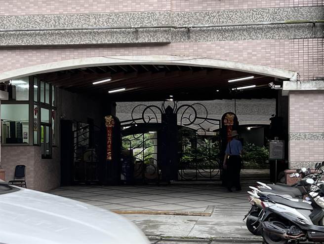 記者實地查訪白千層公司的登記地址，發現該處確實如國民黨團所言，是位於新店的一處民宅。（李奇叡攝）