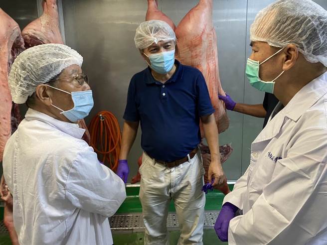 6月14日及21日供中肉公司员工进行屠体评级教育训练。（台中市政府提供）