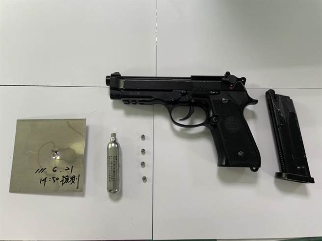 陈姓男子新购买的空气枪。（翻摄照片／崔正纲高雄传真）