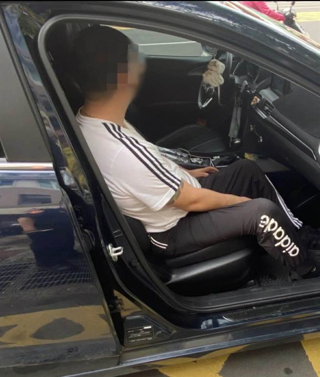 陈姓男子拿空气枪朝轻轨玻璃墙试枪，造成玻璃墙爆裂。（翻摄照片／崔正纲高雄传真）