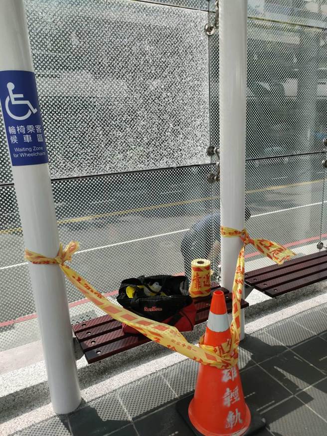 陈姓男子拿空气枪朝轻轨玻璃墙试枪，造成玻璃墙爆裂。（翻摄照片／崔正纲高雄传真）