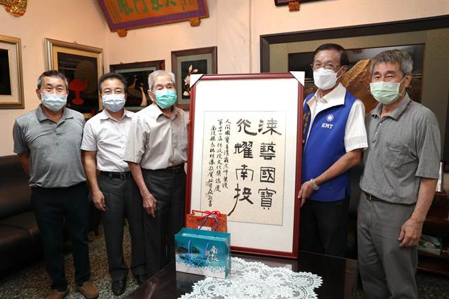 漆艺大师王清霜（中）获颁行政院文化奖，南投县长林明溱（右二）及文化局长林荣森（左二）到府致贺。（南投县政府提供／廖志晃南投传真）