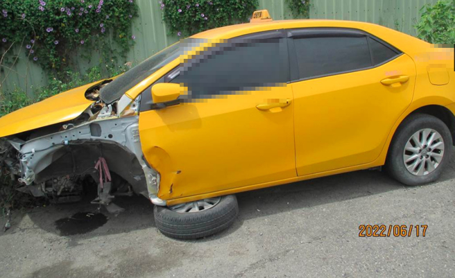 彰化县环保局近日在调查废弃车辆，21日在整理照片时，发现大村乡某废弃车辆内发现副驾驶有人，明显已经成为乾尸。（民眾提供／吴建辉彰化传真）